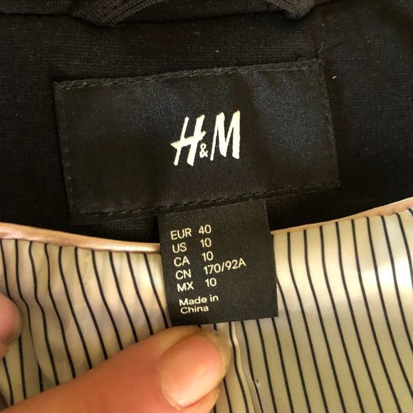 Very stylish H&M black blazer, dress up or dress down. - Picture 4 of 6